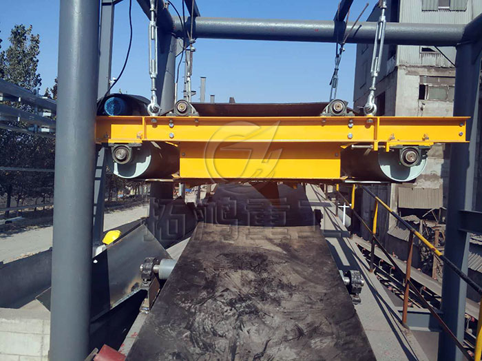 鎧裝永磁自卸除鐵器，鎧甲式永磁自卸除鐵器，永磁除鐵器，帶式除鐵器使用現場